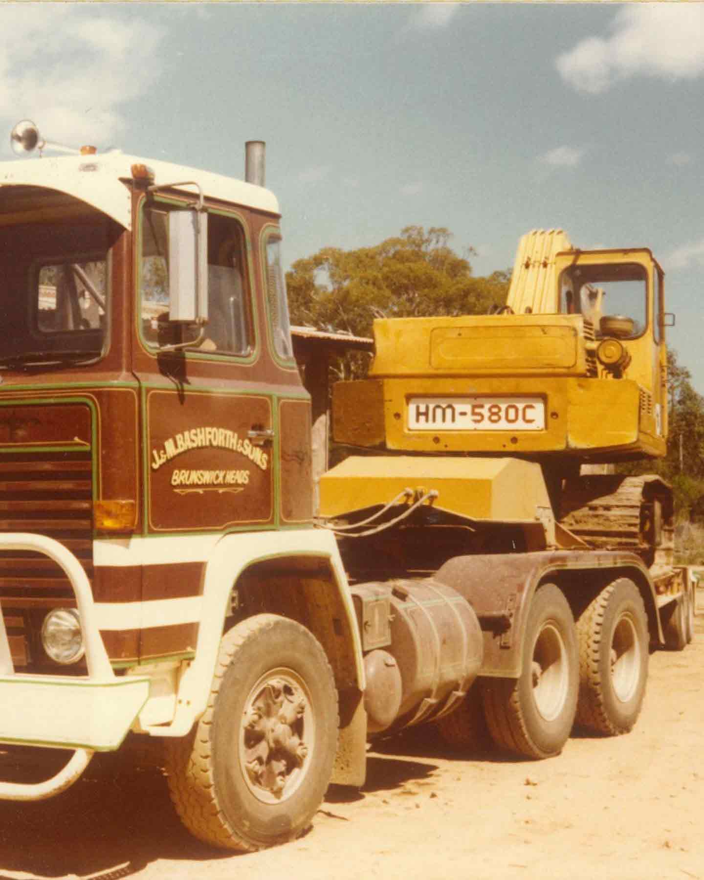 bashforth-yellow-excavator-HM-580C
